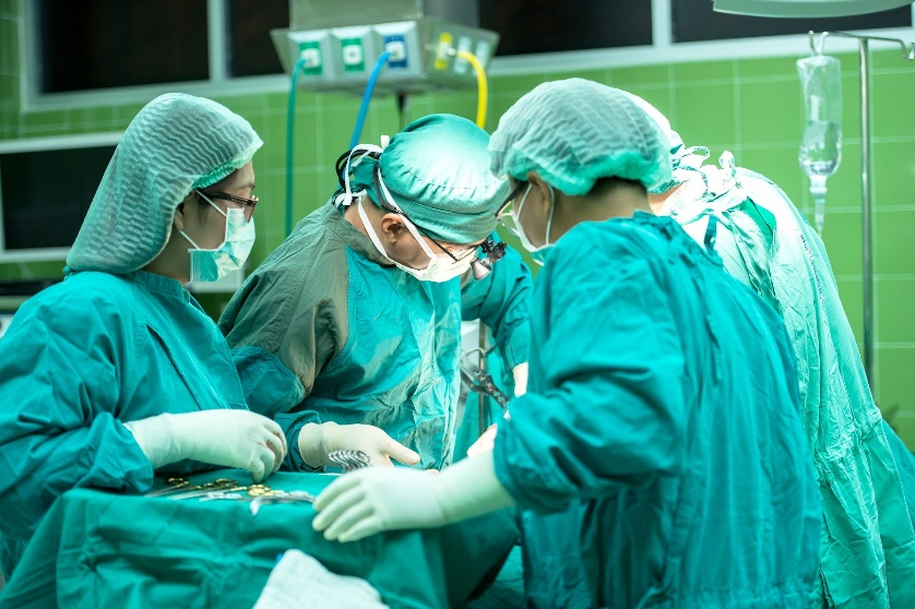 médicos usando plástico em cirurgia